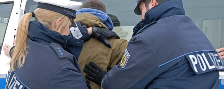 Symbolbild einer Festnahme durch die Bundespolizei — © Symbolbild (Foto: Bundespolizei)