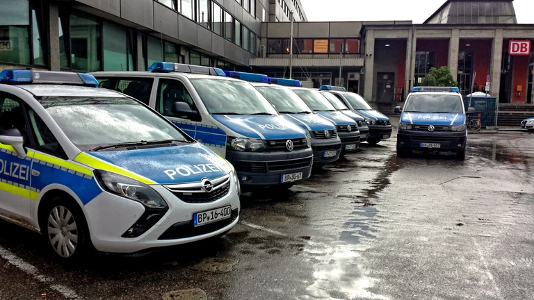 Polizeiautos vor dem Bahnhof — © Foto: Bundespolizei