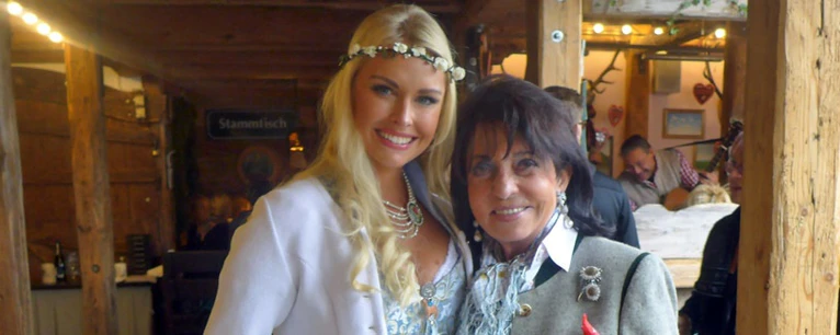 Seit 25 Jahren gibt es die "Damenwiesn" von Regine Six — © Regine Sixt und Denise Cotte auf der Wiesn
