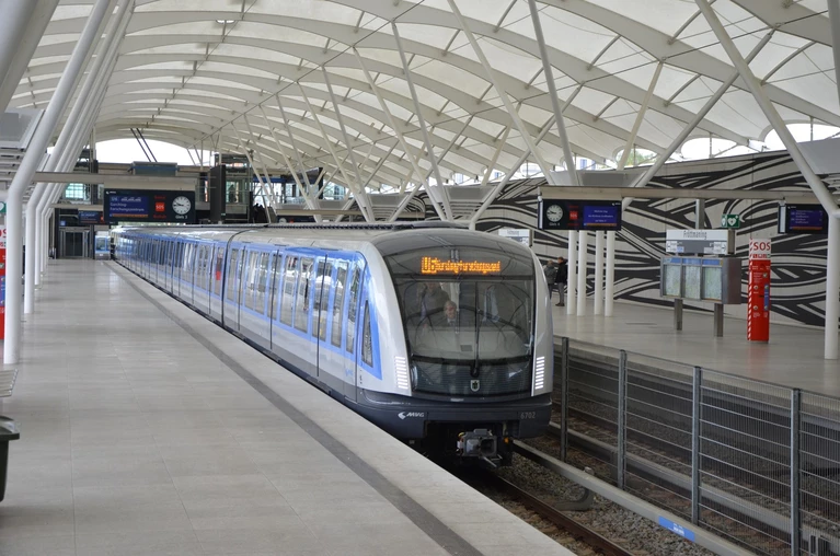 Die U6 an der Haltestelle Fröttmaning — © Foto Wolfgang Wellige