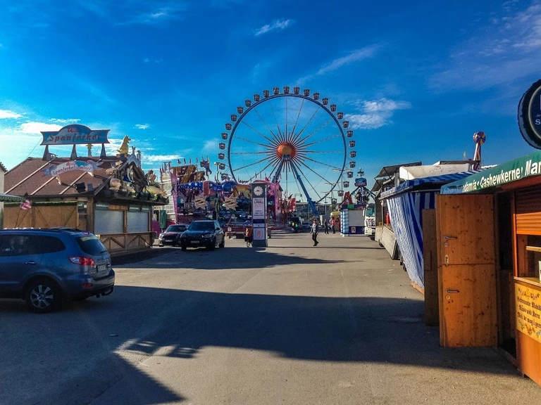 Gelände Oktoberfest 2016 mit Riesenrad im Hintergrund