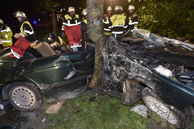 Unfall im Karl-Marx-Ring — © Ein 14-Jähriger saß am Steuer, als der Unfall passierte - Foto: Berufsfeuerwehr München
