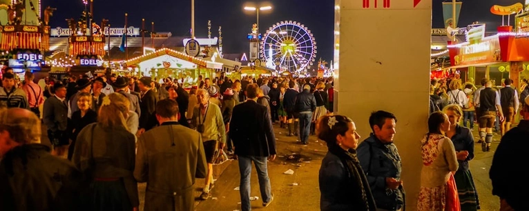 Oktoberfest: Besucher am Flirten auf der Wiesn
