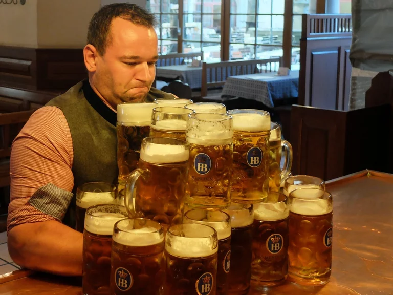 Weltrekordversuch: Matthias Völk will 29 Maß über 40 Meter tragen — © Weltrekordversuch: Matthias Völk will 29 Maß über 40 Meter tragen