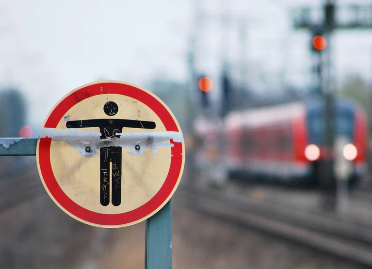Warnhinweis: Betreten der Gleise verboten — © Foto: Bundespolizei