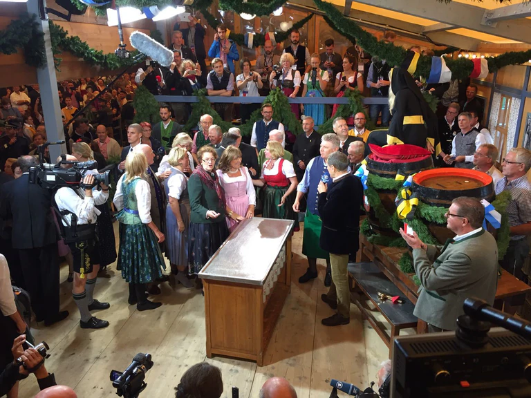 Dieter Reiter zapft im Schottenhamel an Oktoberfest 2016
