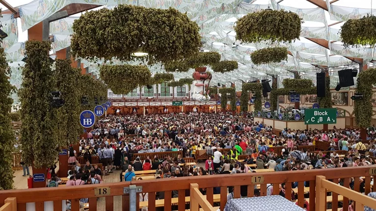 Stimmung auf dem Oktoberfest München im Hofbräu-Festzelt