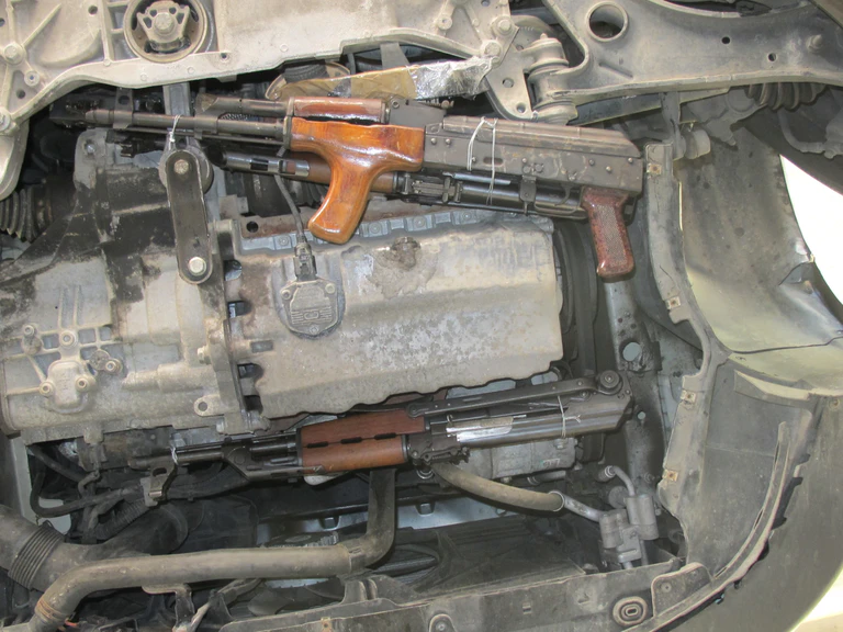  — © Die Waffen im Motorraum des Angeklagten - Foto: Polizei