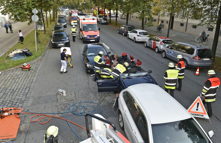 Der Verkehrsunfall in der Prinzregentenstraße. — © Foto: Berufsfeuerwehr München