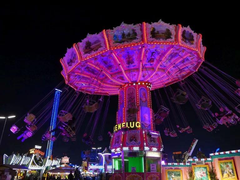 Das Oktoberfest 2016 bei Nacht.