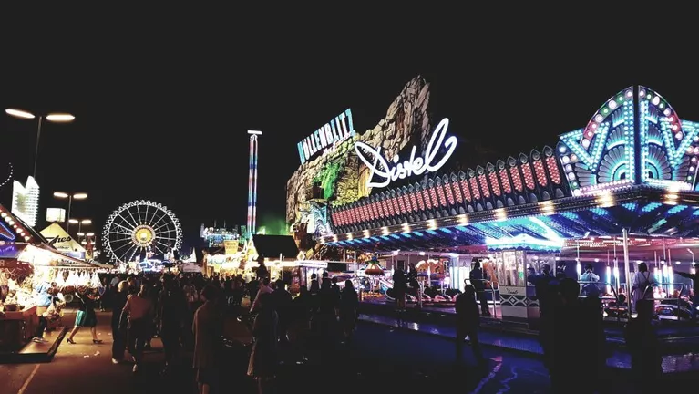 Das Oktoberfest 2016 bei Nacht.
