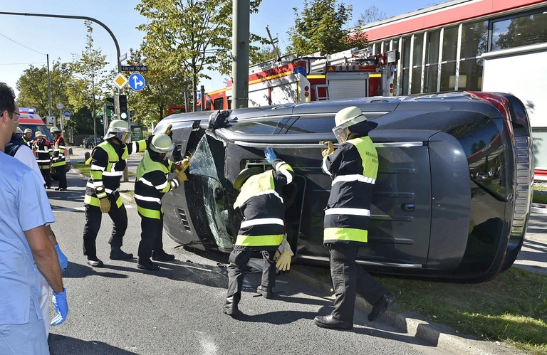 — © Unfall in der Chiemgaustraße - Foto: Berufsfeuerwehr München