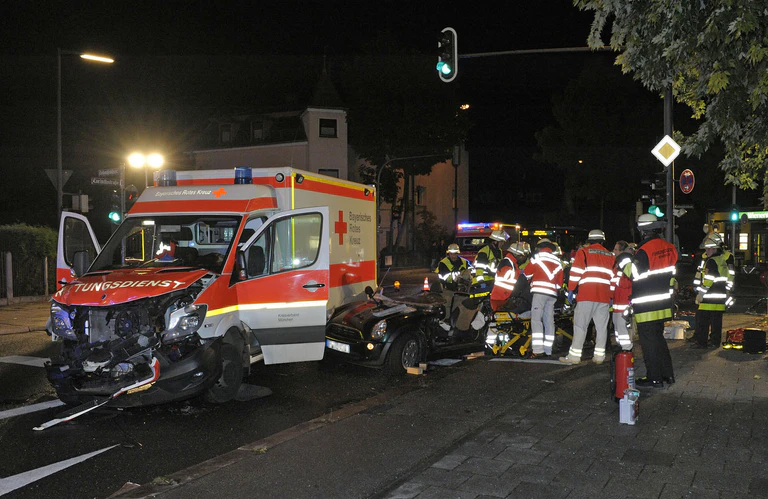 Der Unfall zwischen einem Rettungswagen und einem PKW. — © Foto: Berufsfeuerwehr München