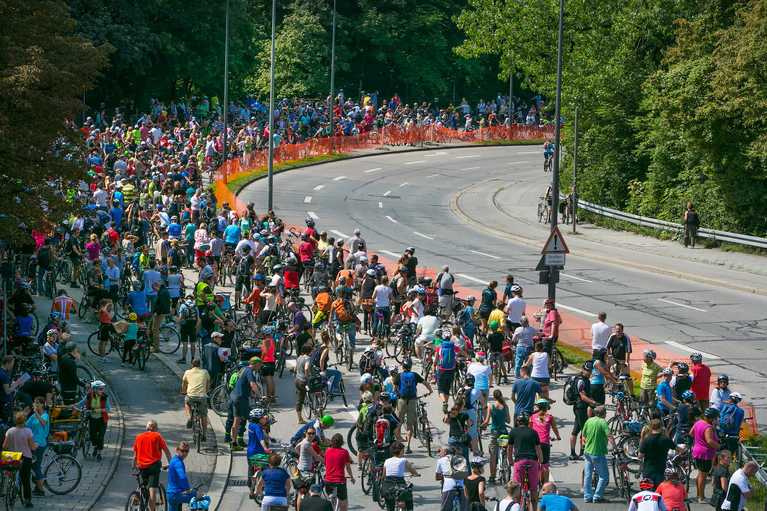 Fahrradfahrer auf dem Mittleren Ring in München — © Rechte: Radlhauptstadt München - Foto: Andreas Schebesta