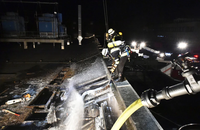 Feuerwehr löscht Brand auf dem Dach — © Foto der Berufsfeuerwehr München 