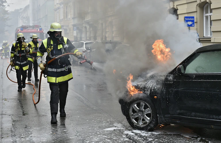 Die Feuerwehr löscht das brennende Fahrzeug. — © Foto: Berufsfeuerwehr München