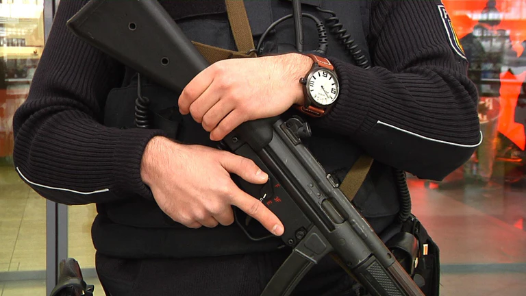 schwer bewaffneter Polizist mit Maschinenpistole — © Symbolfoto