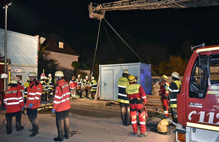 Die Feuerwehr rettet den Verletzten aus der Baugrube. — © Foto: Berufsfeuerwehr München