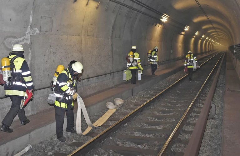 Die Feuerwehr am U-Bahnhof Holzapfelkreuth nach Rauchentwicklung im Einsatz. — © Foto: Berufsfeuerwehr München