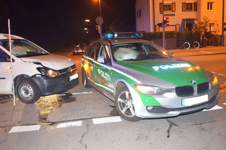 Polizeiauto kollidiert mit PKW. — © Foto: Polizei