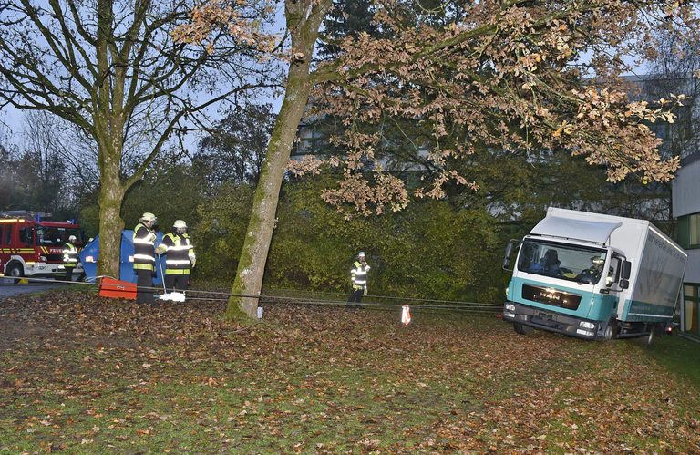Ein LKW rutschte einen Abhang hinunter. — © Foto: Berufsfeuerwehr München