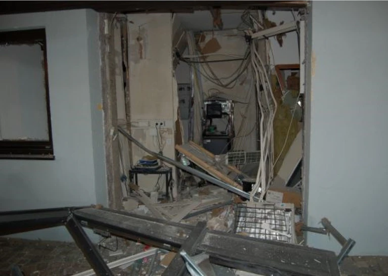 Die Verwüstung nach dem in die Luft gesprengten Geldautomaten in Oberhaching. — © Foto: Polizei
