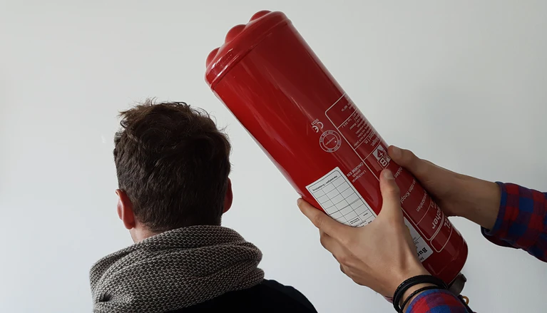 Ein Schlag auf den Kopf mit einem Feuerlöscher. — © Symbolbild