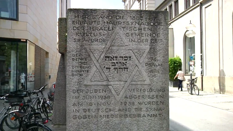 Der Gedenkstein in der Herzog-Max-Straße in München. — © Der Gedenkstein erinnert an die alte Hauptsynagoge in München.