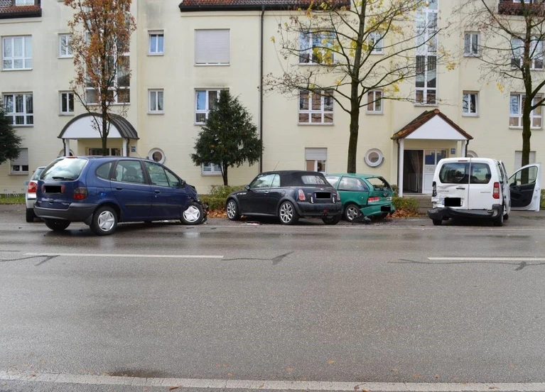 Der Aufschub-Unfall durch einen VW-Golf-Fahrer in Berg am Laim. — © Foto: Polizei