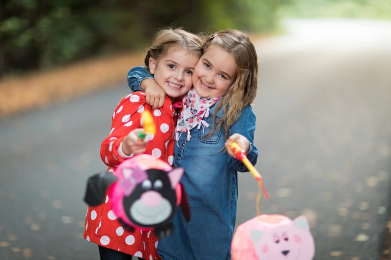 Kinder mit Laterne an Sankt Martin — © Bild: Christian Schwier - Fotolia.com