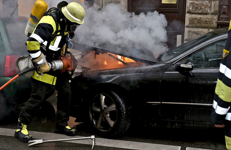 Die Feuerwehr öffnet die Motorhaube mit einem hydraulischen Spreizer. — © Foto: Berufsfeuerwehr München