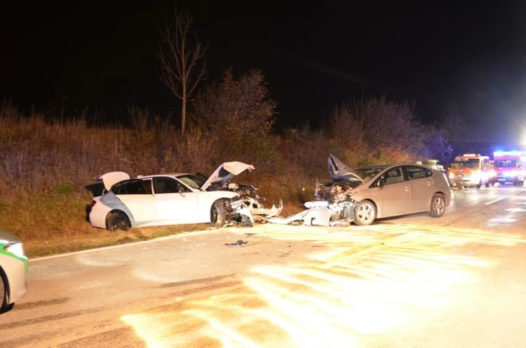 Die beiden Fahrzeuge sind frontal zusammengestoßen. — © Foto: Polizei