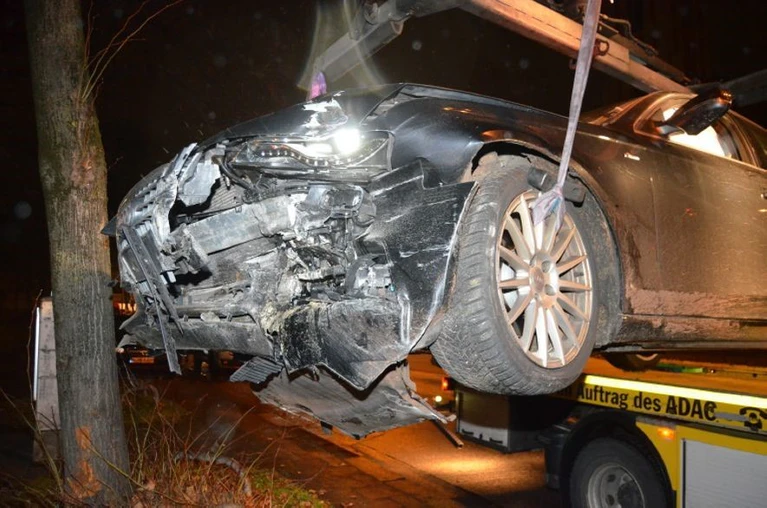 Der zerstörte Wagen nach der Alkoholfahrt durch München. — © Foto: Polizei