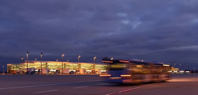 Der Flughafen München bei Nacht — © Flughafen München
