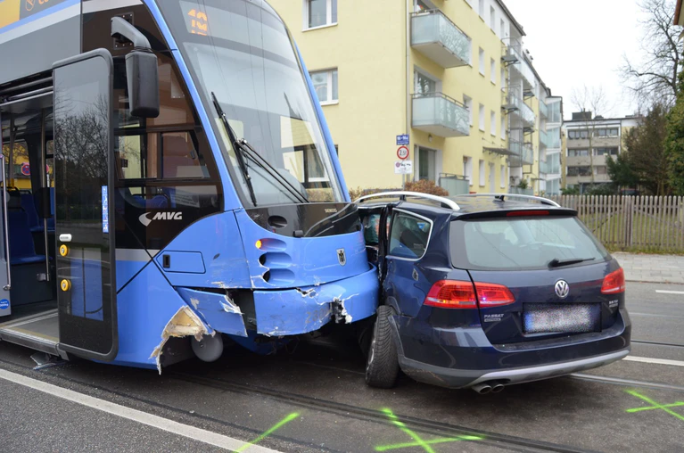 Die Fahrerin des PKW übersah die Tram-Bahn beim Abbiegen. — © Foto: Polizei