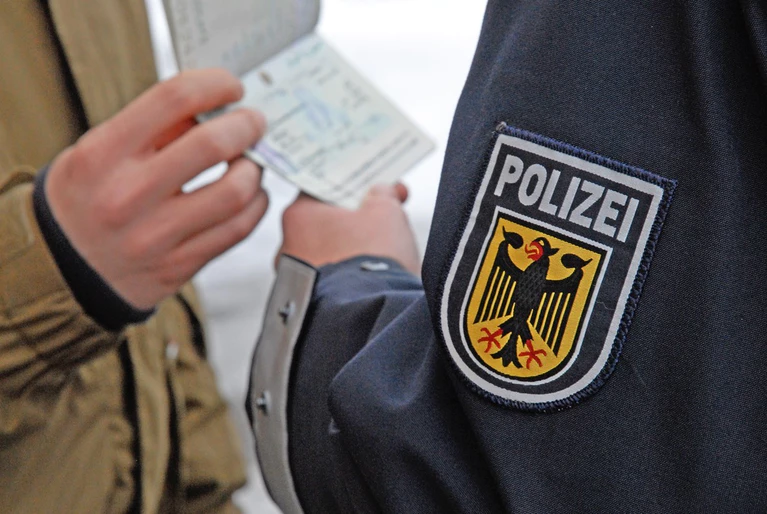 Täglich decken Bundespolizisten deutschlandweit Schleusungen von Menschen aus aller Herren Länder auf. Auch am Münchner Flughafen ziehen Bundespolizisten fast täglich Reisende aus dem Verkehr, die versuchen, unerlaubt an ihr Ziel zu kommen. — © Symbolbild Bundespolizei