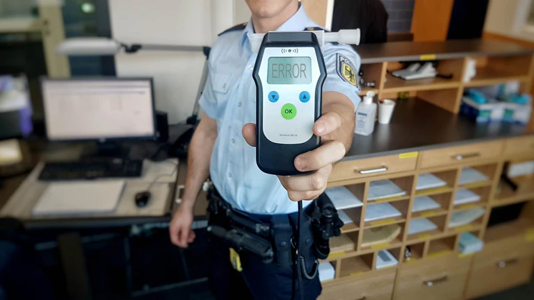 Ein betrunkener Straftäter konnte mit über 5 Promille Atemalkohol verhaftet werden. — © Symbolbild und Montage der Bundespolizei