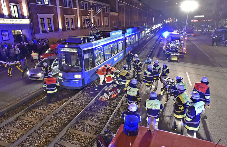 Einsatz nach Trambahnunfall — © Foto: Berufsfeuerwehr München