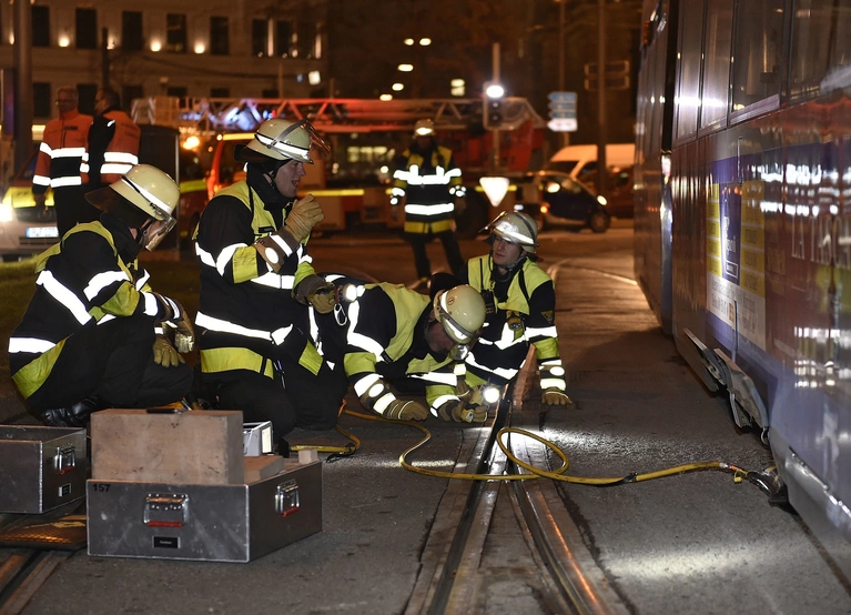 Die entgleiste Tram. — © Foto: Berufsfeuerwehr München