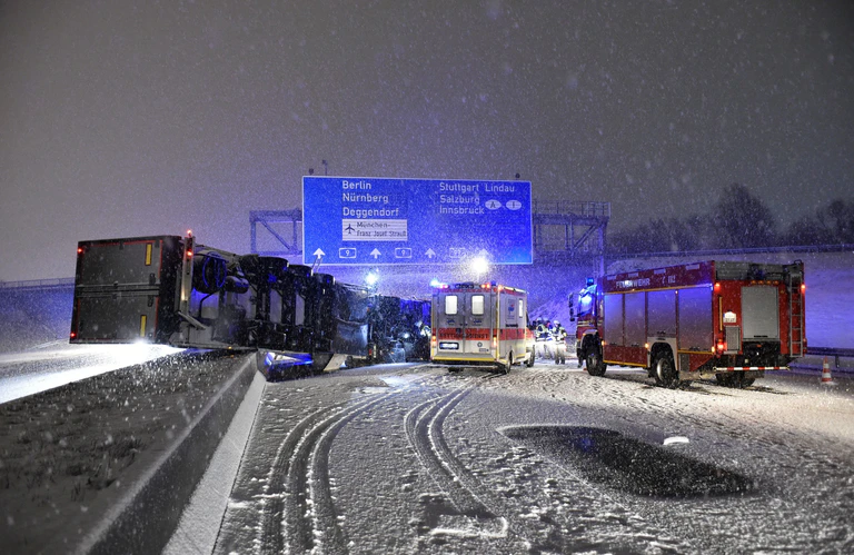  — © Die Rettungskräfte bei der Bergung des LKW - Foto: Berufsfeuerwehr München