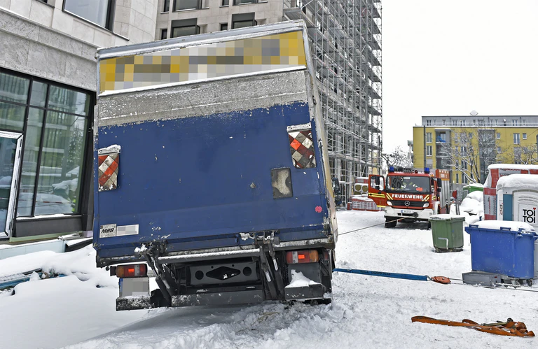 Der LKW drohte in eine Baugrube zu stürzen. — © Foto: Berufsfeuerwehr München