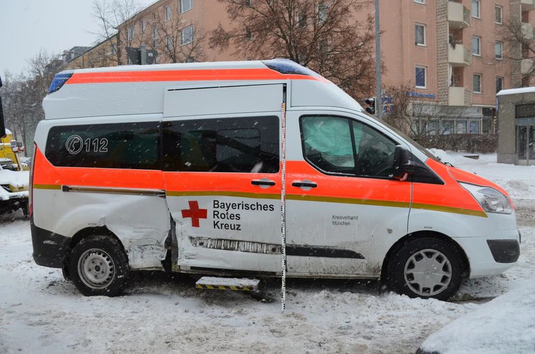 Der zerstörte Rettungswagen nach einem Unfall in Laim. — © Foto: Polizei München 