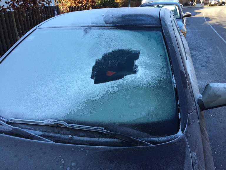 Eine vom Eisregen betroffene Autoscheibe. — © Vorsicht vor Blitzeis!