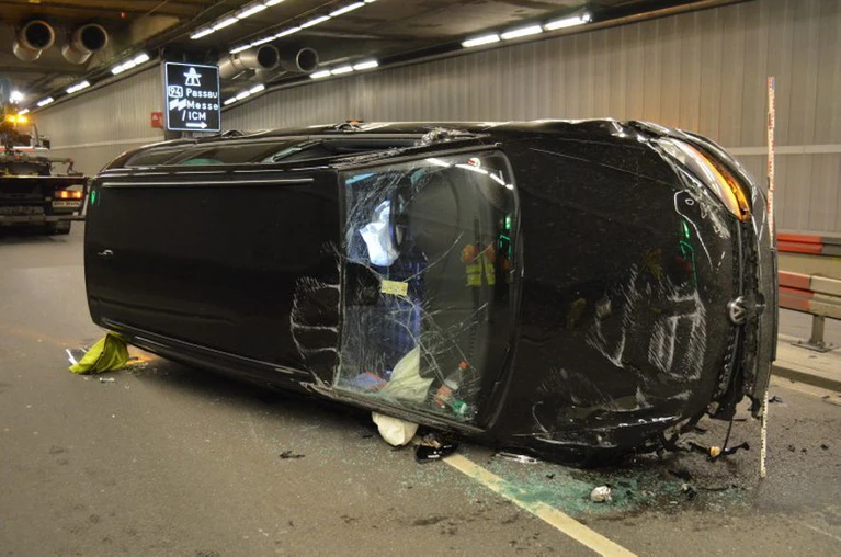 Das Auto hat sich im Richard-Strauss-Tunnel überschlagen. — © Foto: Polizei