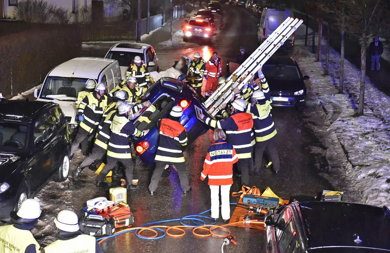 Der VW Golf des Rentners kippte bei dem Unfall auf die Seite. — © Foto: Berufsfeuerwehr München