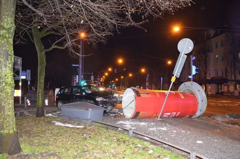 Unfall, Litfaßsäule, Polizei, Mietwagen — © Flüchtiger Autofahrer gefasst