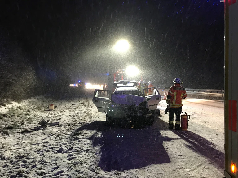 Auffahrunfall bei spiegelglatter Fahrbahn. — © Foto: MKT Krankentransport
