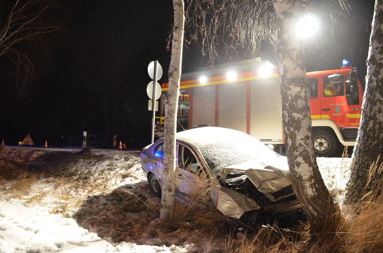 Glatte Fahrbahn und Alkohol - Mann prallt gegen Baum. — © Foto: Polizei