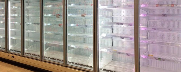 Geleertes Regal im Supermarkt — © Symbolfoto
