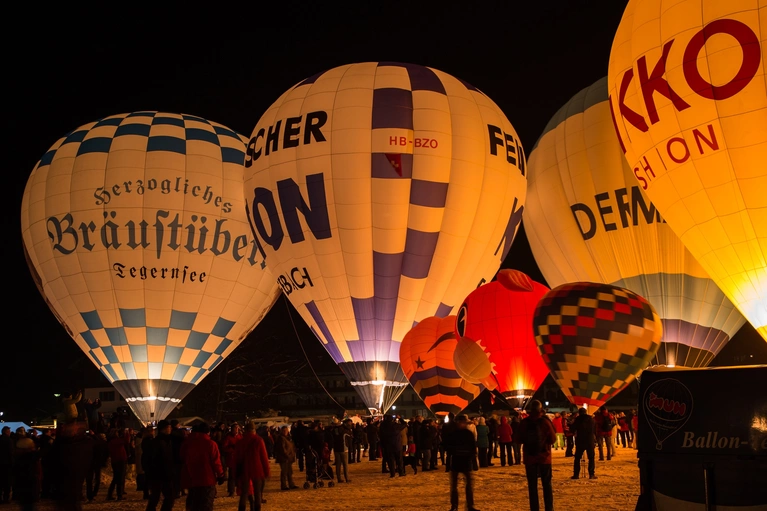 — © Ballonglühen bei der Tegernsee Tal Montgolfiade - Foto: TTT GmbH
